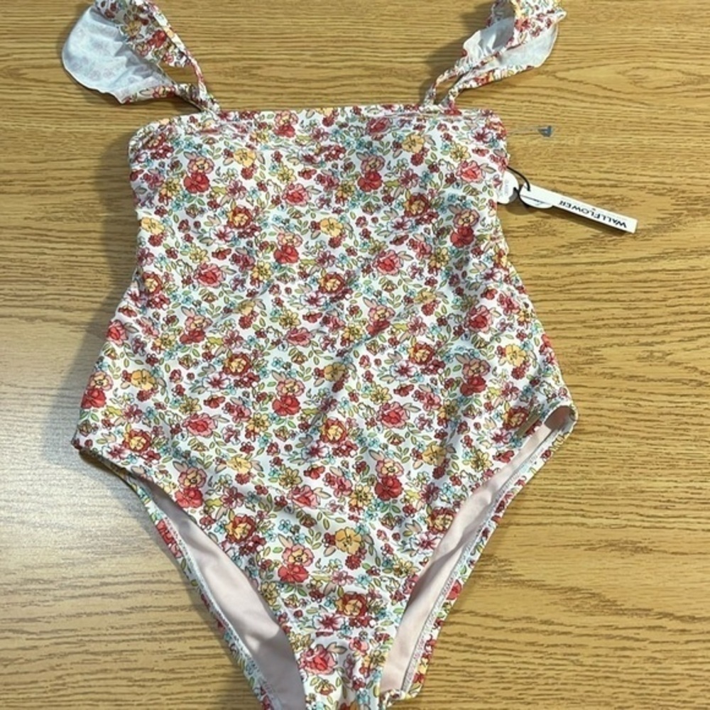 NWT Wallflower floral ruffle strap one piece swimsuit‎ size M padded shelf bra